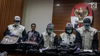 Petugas menunjukkan barang bukti uang sitaan dari operasi tangkap tangan (OTT) Jambi di Gedung KPK, Jakarta, Rabu (29/11). KPK menyita barang bukti uang sebanyak Rp 4.7 Milliar Milliar saat operasi tangkap tangan tersebut. (Liputan6.com/Faizal Fanani)
