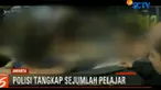 Dari tangan para pelajar petugas mengamankan barang bukti senjata tajam berupa celurit