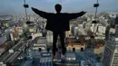 Seorang pengunjung terlihat di Sampa Sky Observation Deck di Sao Paulo, Brasil pada 05 Agustus 2021. Sampa Sky Observation Deck terletak di lantai 42 gedung tertinggi kota Sao Paulo, Mirante do Vale. (NELSON ALMEIDA / AFP)