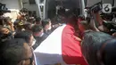 Jenazah almarhum Menpan RB Tjahjo Kumolo dinaikkan ke mobil ambulans untuk dibawa menuju Rumah Dinas Widya Candra dari Rumah Sakit Abdi Waluyo, Jakarta, Jumat (1/7/2022). Tjahjo Kumolo meninggal dunia di RS Abdi Waluyo karena sakit infeksi paru-paru yang diderita. (Liputan6.com/Faizal Fanani)