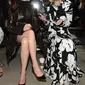 Anne Hathaway dan Anna Wintour di pertunjukan Michael Kors, NYFW 2023. (dok. Dimitrios Kambouris / GETTY IMAGES NORTH AMERICA / Getty Images via AFP)