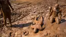 Sejumlah peserta bermandikan lumpur saat mengikuti Mud Day di Tel Aviv, Israel (24/3). Dalam acara ini para peserta harus melewati rintangan sepanjang 13 kilometer. (AP Photo/Oded Balilty)