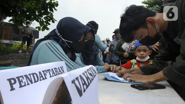 FOTO: Antusiasme Warga Jalani Vaksinasi Booster COVID-19