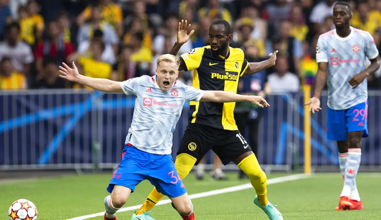 Pemain Manchester United Donny van de Beek (kiri) berebut bola dengan pemain Young Boys Nicolas Ngamaleu pada pertandingan Grup F Liga Champions di Stadion Wankdorf, Bern, Swiss, Selasa (14/9/2021). Young Boys menang 2-1. (Peter Klaunzer/Keystone via AP)