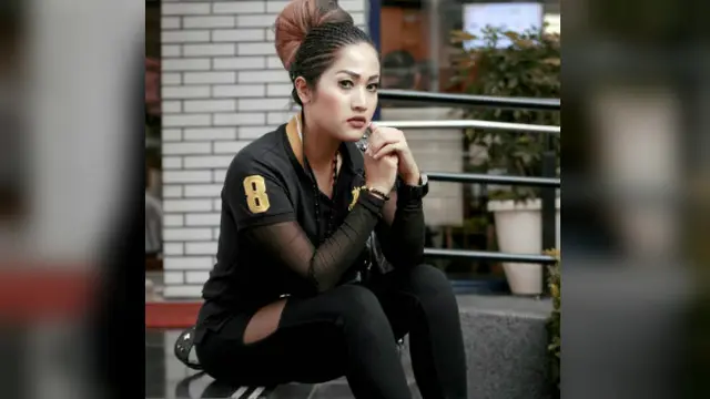 Mbok Cikrak, sosok wanita yang seperti menjadi induk semang bagi para wanita TKI di Taiwan.