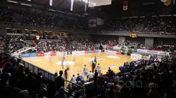 Antusias penonton saat menyaksikan laga Satria Muda melawan Pelita Jaya pada gim kedua final IBL 2017 di di Britama Arena, Kelapa Gading, Sabtu (6/52017). Satria Muda menang 83-63. (Bola.com/Nicklas Hanoatubun)