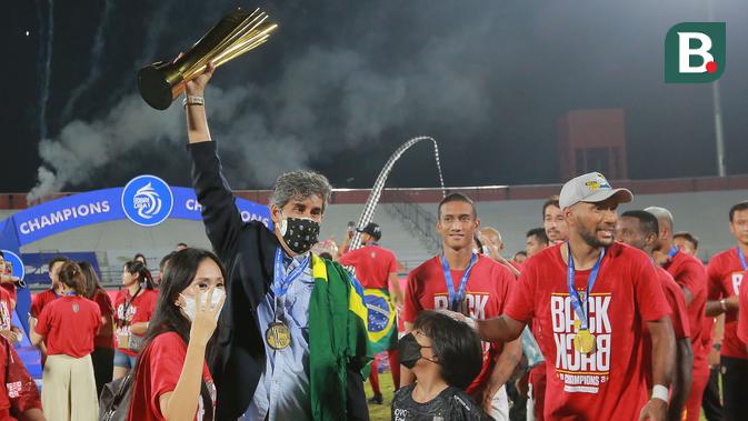 Tim asuhan Stefano Cugurra yang akrab disapa Teco ini unggul enam angka atas peringkat kedua, Persib Bandung yang harus puas menjadi runner-up dengan mengoleksi 69 poin. (Bola.com/M Iqbal Ichsan)