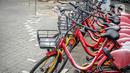 Deretan sepeda sewa yang terbengkalai terparkir di Pasar Baru, Jakarta, Rabu (30/11/2022). Dinas Perhubungan DKI Jakarta akan menarik 218 unit sepeda sewa di 67 titik tambat di Ibu Kota secara bertahap karena kesulitan pendanaan dari operator. (Liputan6.com/Faizal Fanani)