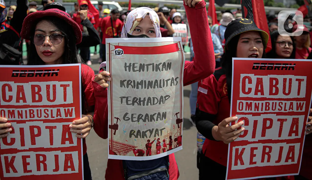 Elemen buruh menggelar aksi unjuk rasa di gedung DPR RI, Jakarta, Selasa (10/1/2023). Di tengah terik, mereka berorasi dan mengajak agar seluruhnya merapat ke depan gerbang DPR/MPR RI. (Liputan6.com/Faizal Fanani)