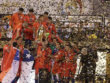 Para pemain Cile mengangkat trofi juara pada Final Copa America Centenario 2016 di Stadion MetLife, AS, Senin (27/6/2016). (Mandatory Credit: Adam Hunger-USA TODAY Sports)