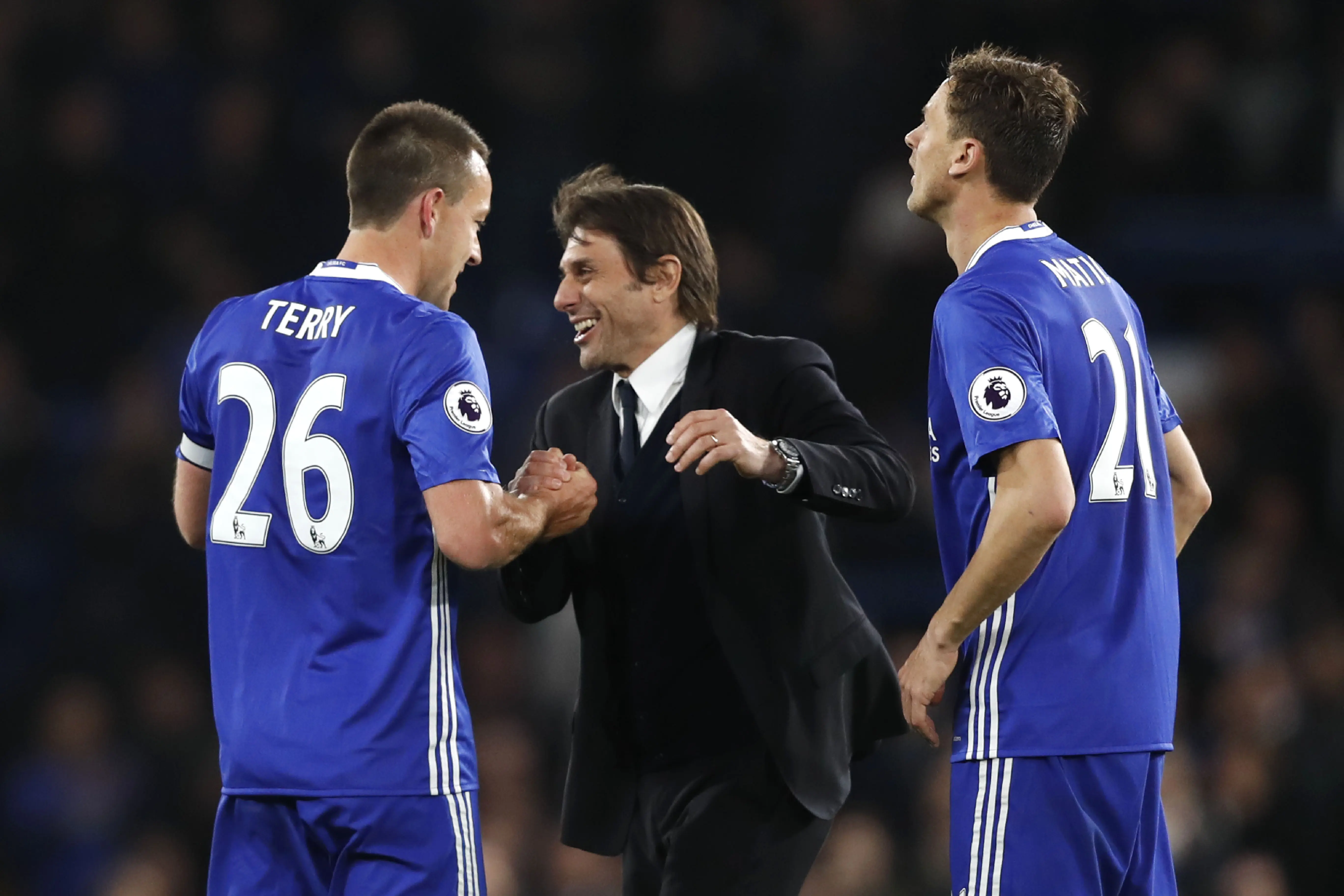 Selebrasi pelatih Chelsea Antonio Conte bersama John Terry dan Nemanja Matic usai menang 3-0 atas Bournemouth pada pekan ke-36 Liga Inggris. (Adrian DENNIS / AFP)