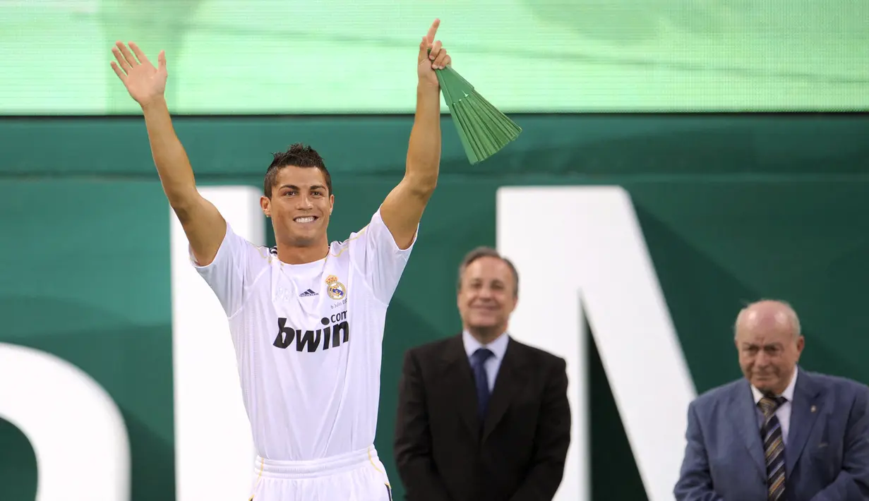 Cristiano Ronaldo. Real Madrid mendatangkannya dari Manchester United pada awal musim 2009/2010 dengan nilai transfer 94 juta euro. Selama 6 musim, ia mampu mencetak 450 gol yang berujung 4 trofi Liga Champions, 2 Laliga, 2 Copa del Rey dan gelar individu lainnya. (AFP/Pierre-Philippe Marcou)