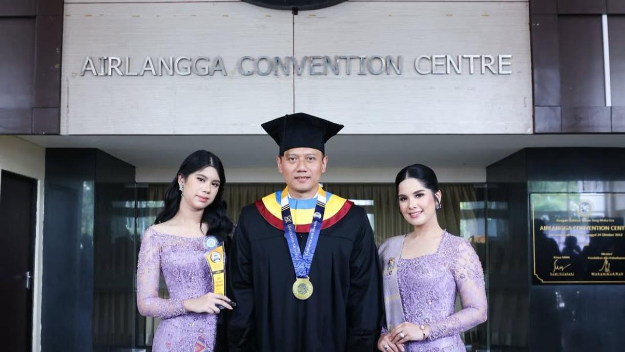 7 Potret Annisa Pohan Setia Dampingi AHY Wisuda, Sorotan Kecantikan dan Keharmonisan Keluarga yang Memukau