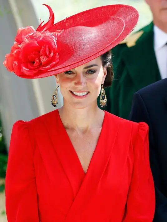 Untuk perhiasan, Kate memilih sepasang anting emas ‘Esmee Earrings’ dari Sezane.
Sang Putri juga  membawa tas clutch vintage lansiran Hermes. [Foto: IG/coutureroyal].