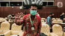 Mentan Syahrul Yasin Limpo mengenakan kalung bertuliskan anti virus corona saat raker dengan Komisi IV DPR di Kompleks Parlemen, Senayan, Jakarta, Selasa (7/7/2020). Rapat membahas program strategis kementerian dalam rangka percepatan pemulihan ekonomi dampak COVID-19. (Liputan6.com/Johan Tallo)