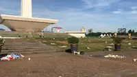 Sampah Masih Berserakan di kawasan Monas selepas perayaan malam pergantian tahun 2018 (Liputan6.com/Yunizafira Putri)