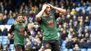 Pemain Aston Villa, John McGinn, tampak kecewa usai gagal membobol gawang Manchester City pada laga Premier League 2019 di Stadion Etihad, Sabtu (26/10). Manchester City menang 3-0 atas Aston Villa. (AP/Rui Vieira)