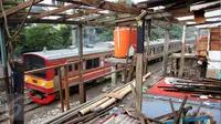 Sejumlah bangunan yang dibongkar sendiri oleh warga di pinggir rel kereta api di kawasan Kelurahan Rawajati, Pancoran, Jakarta, Rabu (10/6/2015). Warga rela membongkar sendiri rumahnya karena bermukim di lahan milik PT KAI. (Liputan6.com/Helmi Afandi)