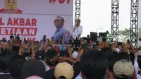 Capres nomor urut 01 Joko Widodo atau Jokowi menyapa relawan di Bandung, Jawa Barat. (Liputan6.com/ Lizsa Egeham)