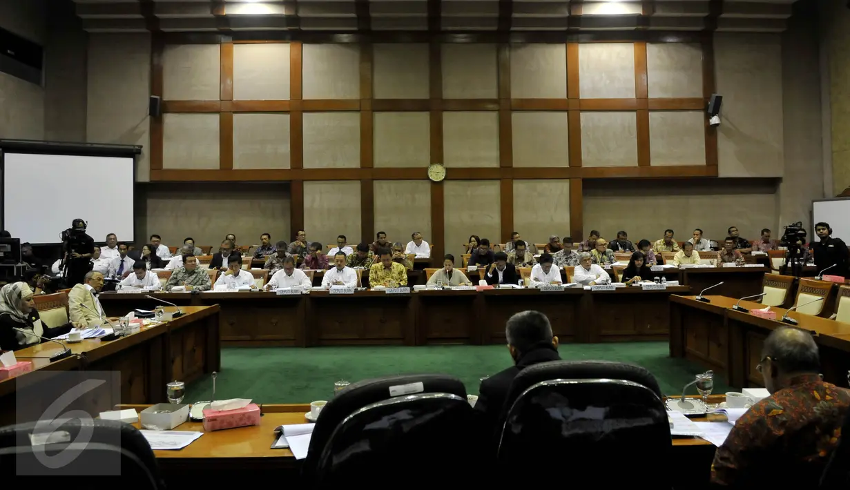 Menteri BUMN, Rini Soemarno mengikuti rapat kerja dengan Komisi VI DPR di Kompleks Parlemen, Jakarta, Kamis (1/10/2015). Komisi VI mengomentari langkah Menteri BUMN, Rini Soemarno yang kelewatan berkiblat ke Tiongkok. (Liputan6.com/Johan Tallo)