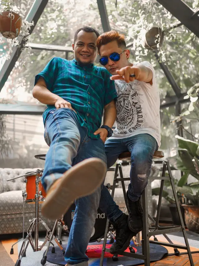 Russ Nozz bersama Russ Nozz (Vokalis The Titans)
