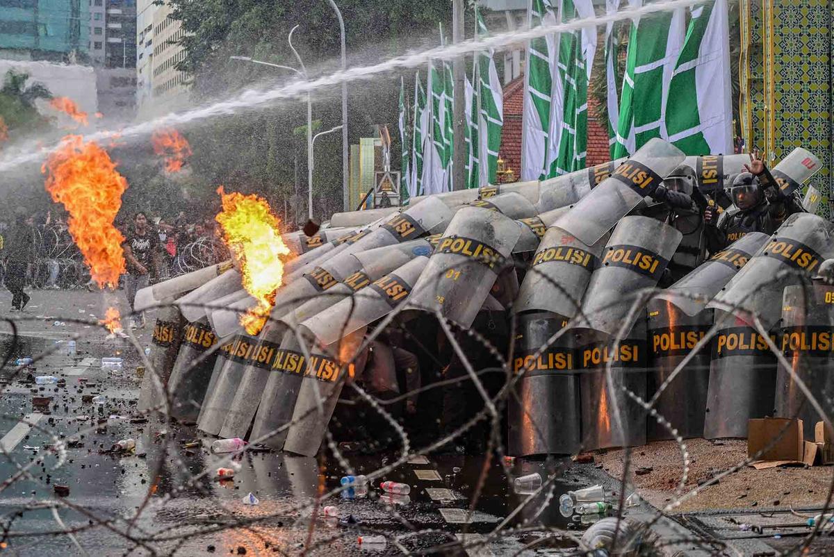 FOTO: Tolak UU TNI, Mahasiswa Lempar Bom Molotov ke Polisi