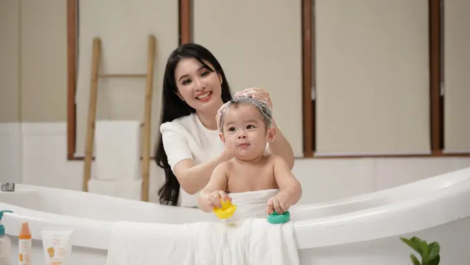 Sandra Dewi Merawat Kulit Sang Buah Hati/dok. Momami