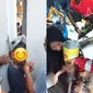 Viral Kepala Bocah Masuk ke Kaleng Roti Lebaran (Sumber: Instagram/damkarmadiun, humasjakfire)