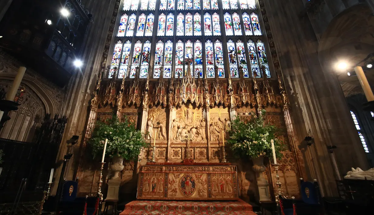 Tampilan altar Kapel St George untuk upacara pernikahan Pangeran Harry dan Meghan Markle di Kastil Windsor, Windsor, Inggris, Sabtu (19/5). Pangeran Harry dan Meghan Markle akan menikah pada 19 Mei 2018. (Danny Lawson/POOL/AFP)