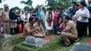 Wagub DKI Jakarta Djarot Saiful Hidayat bersama keluarga korban di acara Tabur Bunga untuk Korban 98 di TPU Pondok Ranggon, Jakarta Timur, Rabu (8/5). (Liputan6.com/Gempur M Surya)