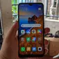 Tampak depan Redmi 8A Pro dengan notch di atas. (Liputan6.com/ Yuslianson)