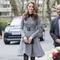 Kate Middleton dikatakan melanggar protokol kerajaan karena mengenakan celana ketat hitam (Foto: instagram/elegantandclassic_style)