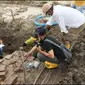 Proses Ekskavasi sementara bangunan diduga candi Situs Dingkel di Dingkel Desa Sambimaya Kecamatan Juntiyuat Indramayu. (Foto: Liputan6.com/Panji Prayitno)