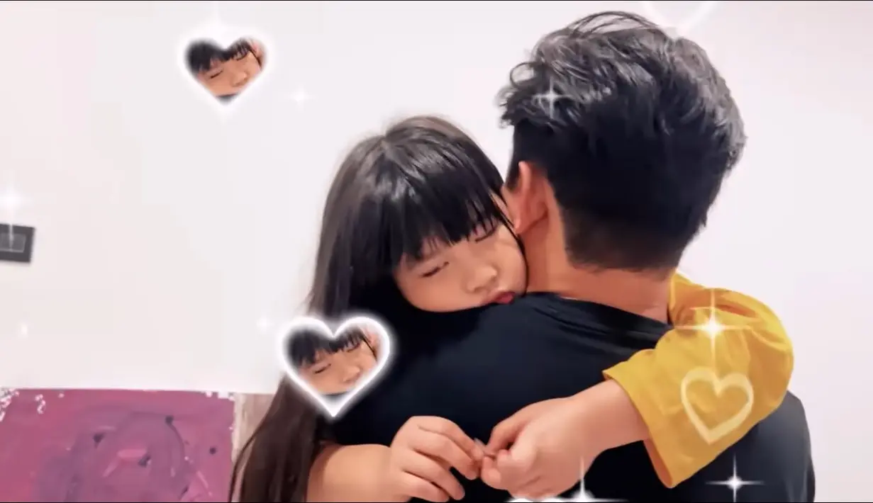<p>Dari video tersebut, Yaya sangat kangen dengan papanya. Yaya langsung digendong dan peluk papanya. Kedekatan Yaya dengan Ibnu Jamil begitu terlihat. Seakan tak mau melepas papanya saking kangennya. [Youtube/RINDU FAMILY]</p>