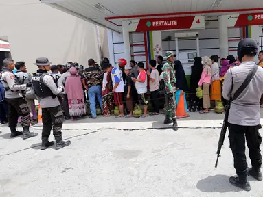 Warga antre membeli tabung gas 3 kg saat operasi pasar elpiji di SPBU Ki Hajar Dewantara di Palu, Sulawesi Tengah, Senin (8/10). Pertamina melakukan operasi pasar elpiji pascagempa dan tsunami Palu.  (Liputan6.com/Fery Pradolo)