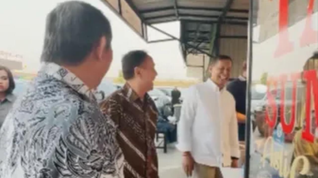 Di sisi lain, Iwan Bule juga bisa mengambil sebuah pelajaran yang luar biasa. Di mana dari tradisi dan kearifan lokal mampu menghasilkan UMKM yang kuat. Bahkan hingga ke luar daerah asalnya, yaitu Jawa Barat.<br>