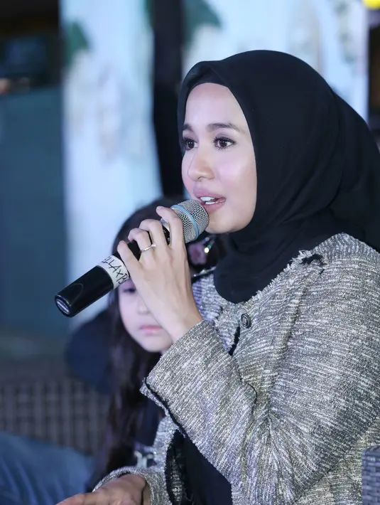 Begitu juga ditemui saat launching soundtrack film 'Surga Yang Tak Dirindukan 2' Senin (24/10) di Bekasi. Laudya Cynthia Bella mengalihkan pertanyaan media mengenai kabar tersebut. (Galih W. Satria/Bintang.com)