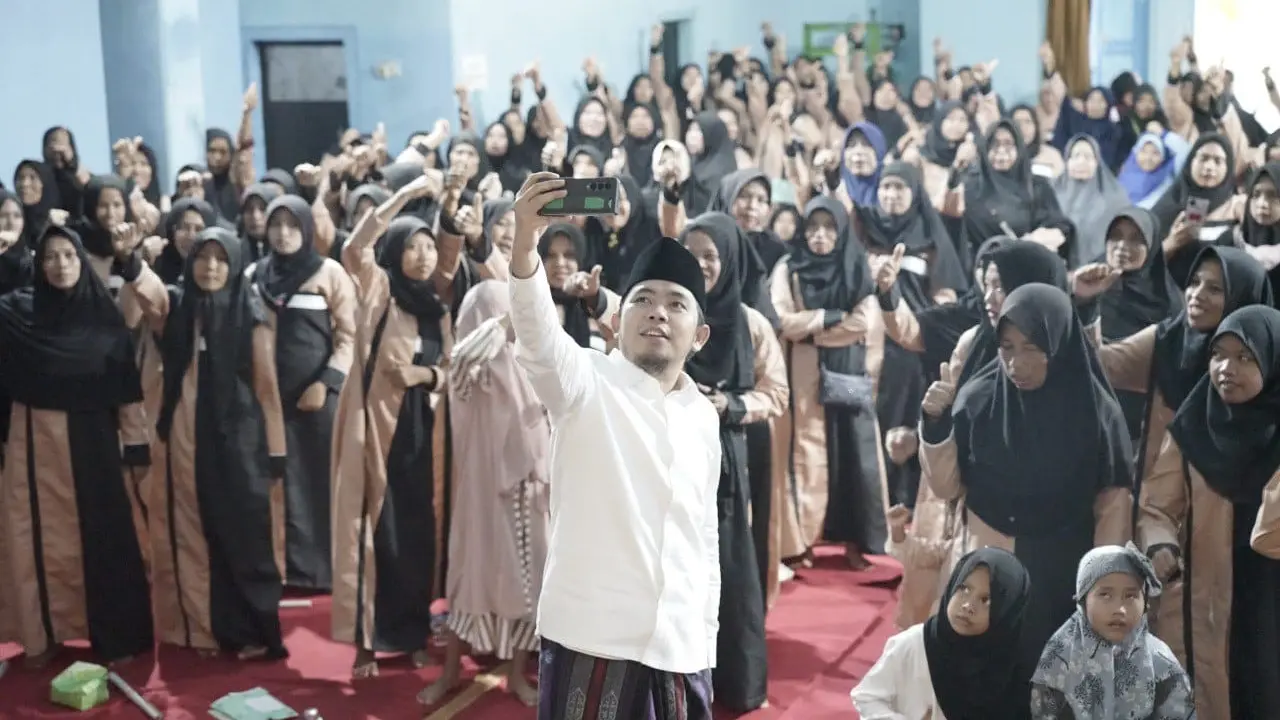 Gus Fawait memperingati Hari Santri 22 Oktober 2022 dengan Apel Santri Kebangsaaan di Desa Ranu Pakis, Lumajang. (Istimewa).