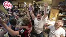 Suporter Eintracht Frankfurt merayakan kemenangan timnya usai berhasil mengalahkan Glasgow Rangers dalam pertandinganfinal Liga Europa di sebuah bar "Moseleck", Frankfurt/Main, Jerman, Rabu, 18 Mei 2022. Frankfurt mengalahkan Rangers 5-4 dalam babak adu penalti setelah pertandingan berakhir imbang 1-1. (DPA via AP/Boris Roessler)