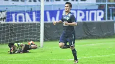 Striker seleksi Arema asal Australia, Gustavo Giron, berhasil mencetak gol melalui penalti ke gawang Persija dalam laga uji coba di Stadion Kanjuruhan, Malang, Sabtu, (16/4/2016). (Bola.com/Iwan Setiawan)
