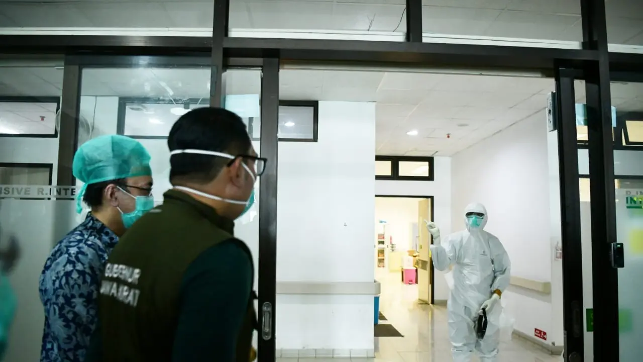 Tenaga kesehatan di Jabar sedang merawat pasien COVID-19.