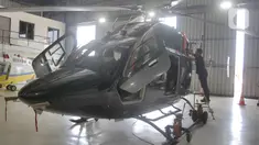 Pekerja mempersiapkan helikopter yang akan dipajang pada pameran helikopter "Heli Expo Asia 2023" di Cengkareng Heliport Bandara Soekarno Hatta, Tangerang, Banten,Rabu(14/6/2023). (merdeka.com/Arie Basuki)