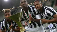 Paul Pogba, Patrice Evra, dan Kingsley Coman bersama-sama larut dalam kebahagiaan usai merengkuh scudetto 9AFP PHOTO / MARCO BERTORELLO)