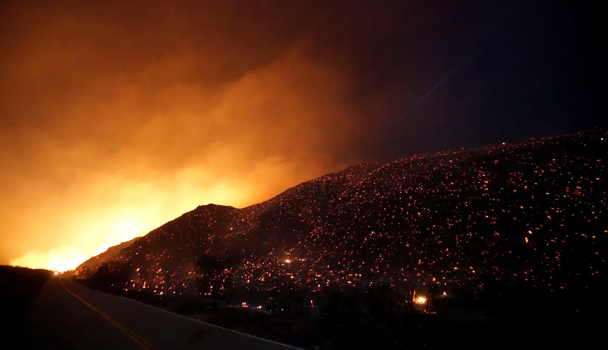 Pemandangan kebakaran hutan di California, Amerika Serikat, (17/08). Keadaan darurat sudah diberlakukan dan api sudah membakar lebih dari 7.200 hektar hutan.. (REUTERS/Patrick T Fallon)