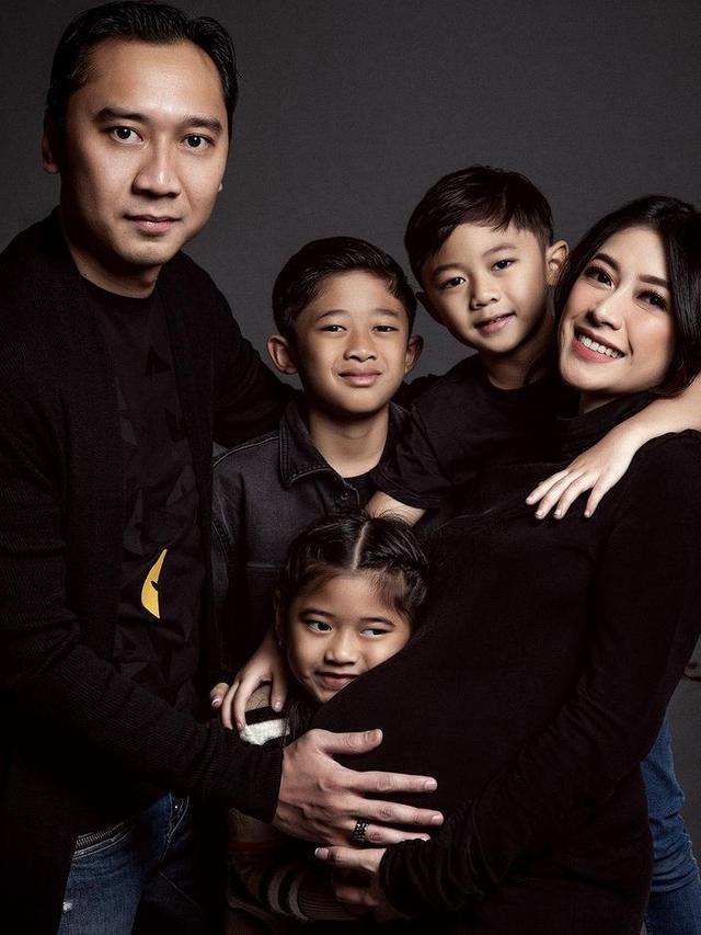 6 Potret Elegan Maternity Shoot Aliya Rajasa Bareng Keluarga, Siap Sambut Anak Keempat