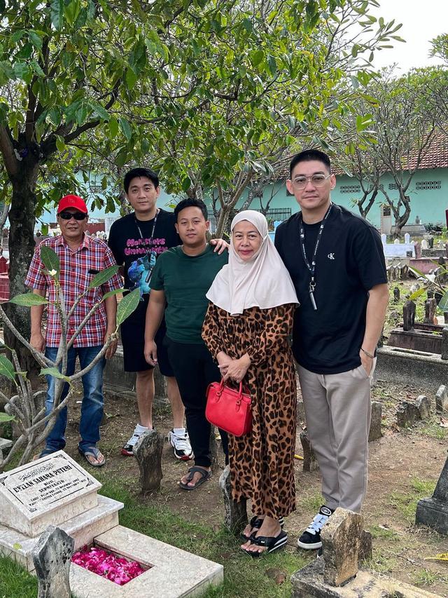 Ifan Seventeen nyekar ke Makam Dylan Sahara di Ponorogo (foto: Instagram ivanseventeen)