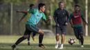 Gelandang Timnas Indonesia U-22, Septian David Maulana, menggiring bola saat latihan di Lapangan SPH Karawaci, Banten, Senin (7/8/2017). Latihan dilakukan sebagai persiapan jelang SEA Games 2017 Malaysia. (Bola.com/Vitalis Yogi Trisna)
