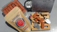 Satu paket Kue Kering Cap Tiga Bata berisi kue kering bentuk batu bata, buttercream semen, sekop, pallet kayu, dan sendok semen. (dok Instagram @susahwarass/ https://www.instagram.com/p/CN8UInohcuF/?igshid=1eh7ajp1pfbdh/  Dinda Rizky)
