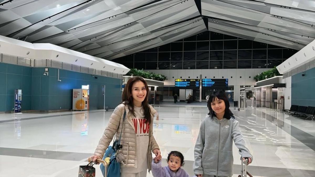 Stylish nan Hangat di Bandara, Ayu Ting Ting Rayakan Momen Pasca Lebaran dengan Liburan ke Osaka