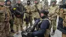 Anggota Pasukan Pertahanan Teritorial Ukraina memegang senjata anti-tank NLAW, di pinggiran Kyiv, Ukraina (9/3/2022). Pihak berwenang mengumumkan gencatan senjata baru pada hari Rabu untuk memungkinkan warga sipil melarikan diri dari kota-kota di sekitar ibu kota, Kyiv. (AP Photo/Efrem Lukatsky)